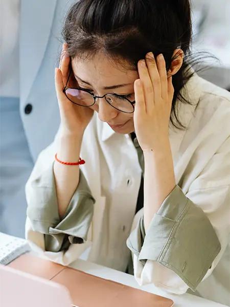 悩んでいる女性